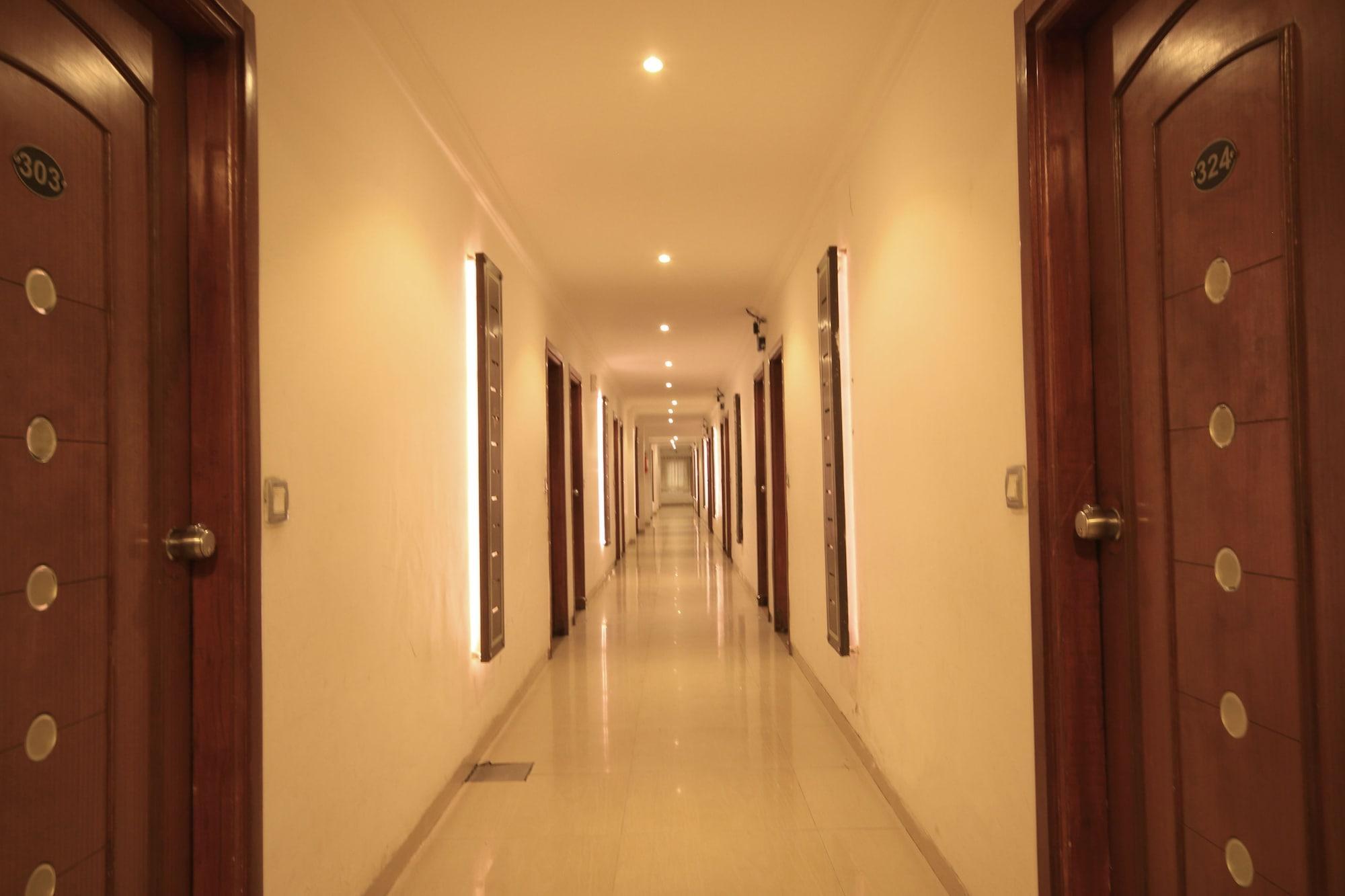 Fabhotel Kadamb Inn Ахмедабад Екстериор снимка