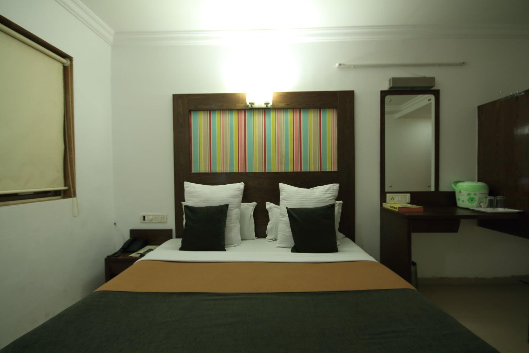 Fabhotel Kadamb Inn Ахмедабад Екстериор снимка