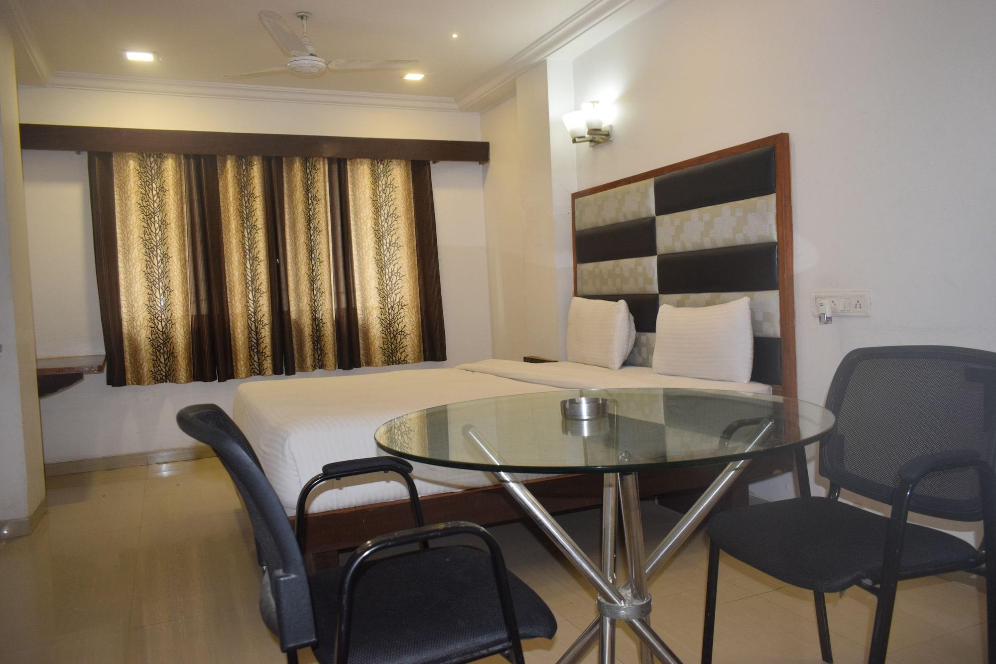 Fabhotel Kadamb Inn Ахмедабад Екстериор снимка