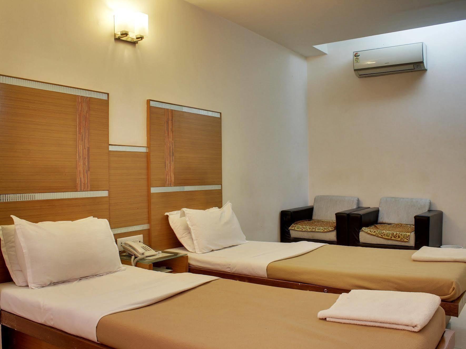 Fabhotel Kadamb Inn Ахмедабад Екстериор снимка